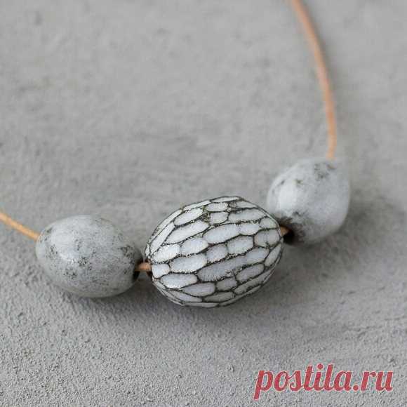 Фактурное колье  из шамота
.
. . 
#бусы #бусины #керамическиебусы #beads #ceramicbeads #украшения #колье #necklace #ceramicjewellery #minimaljewelry #керамика #ceramics #clay #керамикаручнойработы #handmadeceramics #ручнаяработа #handcraftedjewelry #handcrafted  #вабисаби #wabisabi #factura