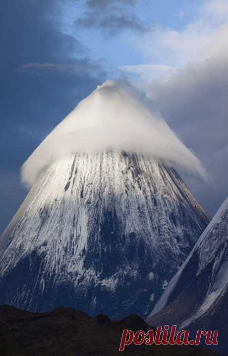 Klyuchevskaya Sopka Mountains in Russia. Lenticular Cloud over the Mountain is a stratovolcano, the highest active volcano of Eurasia. Its steep, symmetrical cone towers about 100 kilometres from the Bering Sea and is part of the natural Volcanoes of Kamchatka | Anastasia Konstantinova приколол(а) это к доске My homeland. Russia |Pinterest