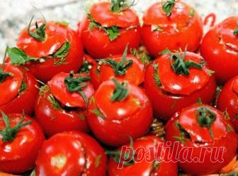 МАЛОСОЛЬНЫЕ ПОМИДОРЫ ПО-АРМЯНСКИ (С ЧЕСНОКОМ) 
Этот рецепт для любителей солений. Не думайте, что с ним придется долго возиться — засолить помидоры по-армянски можно за 10 минут. Правда просаливаться они будут 3-4 дня. Но, поверьте, стоит подождать! 
Один раз, попробовав малосольные помидоры по-армянски, я не смогла удержаться от соблазна раздобыть этот рецепт. 

Продукты: 
небольшие бурые (или зеленые) помидоры, 
1 пучок зелени петрушки, 
2 головки чеснока, соль. 

Мелко ...