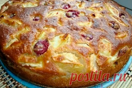 Шарлотка яблочная с вишней. Уверена, такую вкусную, вы еще не пробовали! Душевная шарлоточка получается!

Ингредиенты:

 	яблок среднего размера — 4-5 шт
 	сахара — 180 гр
 	кефира — 1 стакан
 	соды — 0,5 ч. ложки
 	яйца — 2 шт
 	ваниль — на кончике ножа
 	мука- 1,5 стакана

Приготовление:


 	Яйца взбиваем с сахаром.
 	В кефир, добавить муку, соду и вани