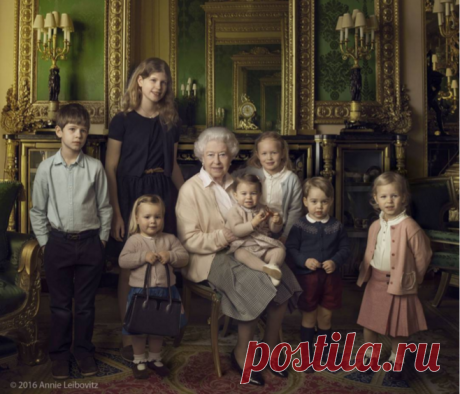 Kensington Palace в Instagram: «@the_british_monarchy have just released this photograph of The Queen surrounded by her two youngest grandchildren and five great-grandchildren, to mark Her Majesty's 90th birthday. This is the first in a series of three official photographs. It was taken at Windsor Castle just after Easter by renowned portrait photographer Annie Leibovitz. #HappyBirthdayYourMajesty»