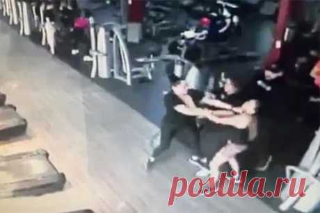 Пожилая женщина откусила палец посетительнице спортзала из-за тренажера