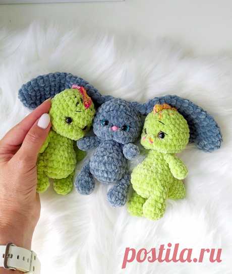 PDF Мини Дракоша с Зайкой крючком. FREE crochet pattern; Аmigurumi toy patterns. Амигуруми схемы и описания на русском. Вязаные игрушки и поделки своими руками #amimore - плюшевый дракон с зайцем, маленький дракончик и зайка из плюшевой пряжи, динозавр, динозаврик.