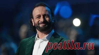 Кресло-качалка и камин подождут: главному ледовому продюсеру страны Илье Авербуху — 50 лет. Илья Авербух после завершения спортивной карьеры сделал для развития российского фигурного катания, возможно, больше, чем кто-либо из его коллег. В наши дни уже сложно представить мир шоу-бизнеса без ледовых шоу талантливого продюсера, хоть и поставленных на поток, но по-прежнему неизменно отличающихся высочайшим качеством. При этом сам призёр Игр в Солт-Лейк-Сити предпочитает оставаться в тени и…