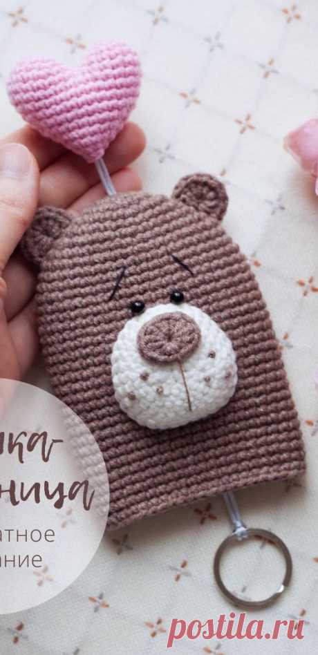 PDF Мишка-ключница крючком. FREE crochet pattern; Аmigurumi animal patterns. Амигуруми схемы и описания на русском. Вязаные игрушки и поделки своими руками #amimore - ключница в виде медведя, маленький медвежонок, мишка.