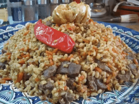 Плов из перловки с мясом 
--------------------------------------------— 
Ингредиенты: 
Говядина мякоть — 500 Грамм 
Перловка — 1 Стакан 
Лук репчатый — 2 Штуки 
Морковь — 1 Штука 
Паста томатная — 1 Ст. ложка 
Перец острый стручковый — 1 Штука 
Чеснок головка — 1 Штука 
Масло растительное — 70 Миллилитров 
Зира — 1 Чайная ложка 
Барбарис — 1 Ст. ложка 
Паприка молотая — 1 Чайная ложка 
Соль — По вкусу