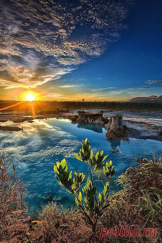 Голубое Озеро, Индонезия. 

 Фотограф Бобби Бонг, создает невероятно красивые фотографии неба и воды.