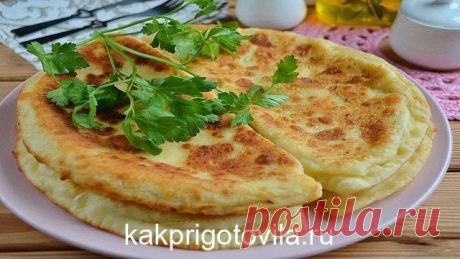 Хачапури к завтраку — легко! Ингредиенты: Кефир — 1 стак. Сода (погасить уксусом) — 0,5 ч. л. Соль — 0,5 ч. л. Сахар — 0,5 ч. л. Мука (в тесто) — 2,5 стак. Мука (для работы с тестом)
