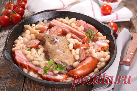 Много вкусного! Блюда эти хоть и калорийные, но безумно вкусные и к тому же проверенные временем. Ешьте с удовольствием! Кассуле — рагу с мясом и фасолью Фото: iStock.com/Gettyimages.ru На 10-12 персон: фасоль белая — 500 г, грудинка ягненка — 500 г, шея свиная — 500 г, ножки утиные — 4 шт...