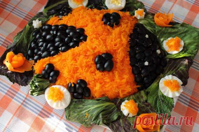 БОЖЬЯ КОРОВКА !!! **Слоями,под майонез: 1)картофель 3шт -тёрка, 2)сайра или тунец 1б с луком, 3)плав/сырок 2шт -кр/тёрка. *Декор: отв/морковь 3шт -тёрка, маслины -половинки. *В холод: на 2-3часа.