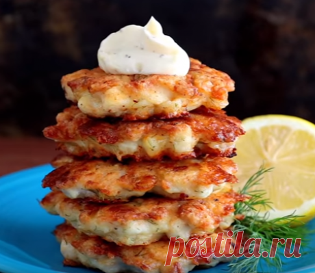 Куриные оладьи с чесночным соусом 
Необходимые ингредиенты
Для оладий

Куриные грудки – 4 шт
Яйцо – 2 шт
Майонез – 6 столовых ложек
Мука – 0,5 стакана
Твердый сыр – 200 г
Зелень укропа – по вкусу
Соль, перец – по вкусу
Масло раститель…