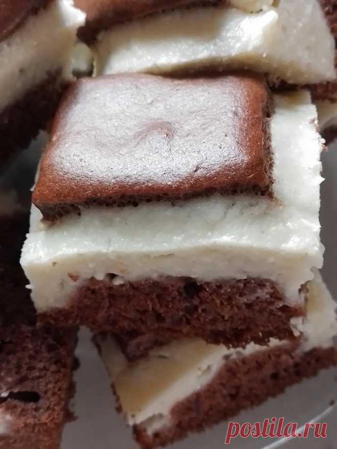 Шоколадный пирог с творогом

Приготовила сегодня к чаю очень вкусный и нежный пирог!

🥮Ингредиенты:
Для шоколадного теста:
Яйца 3 шт.
Молоко 50 мл
Масло растительное 50 мл + для смазывания формы
Сахар 4 ст. ложки
Какао-порошок 3 ст. ложки
Мука 160 г
Разрыхлитель 1 ч. ложка

Для творожной массы:
Творог 200 г
Сахар 3 ст. ложки
Мука 1,5 ст. ложки

🥮Приготовление