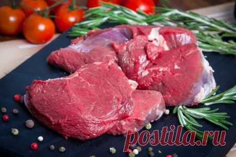 Не платите за дорогой смягчитель для мяса – это та же наша сода, но в фантике красивом. Вам нужно, чтобы мясо быстро прожарилось-протушилось, да еще чтобы мягким было? Губа не дура, все хотят эдак-то. Что делаем? Натерли кусок содой и на несколько часов в холодильник. Перед готовкой я замачиваю мясо в проточной воде, удаляю остатки соды, чтобы их на дух не было. Даже старую воловину таким манером можно под телятинку молодую скосить.
#совет