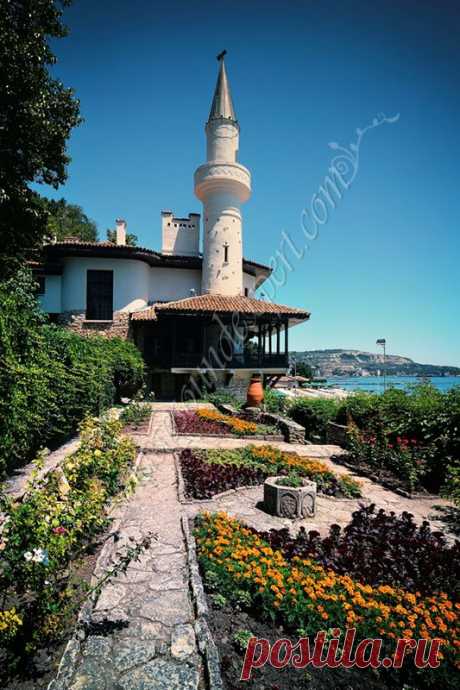 Castelul reginei Maria a Romaniei - vedere dinspre gradina labirint (nivelul 2) , Castle Queen Mary of Romania - view from the maze garden (level2) , Schloss Königin Maria von Rumänien - blick von Labyrinth garten (stufe 2) , Château de la Reine Marie de Roumanie - vue depuis le jardin labyrinthe (niveau 2) | Bisser Hotel приколол(а) это к доске Balchik Palace
