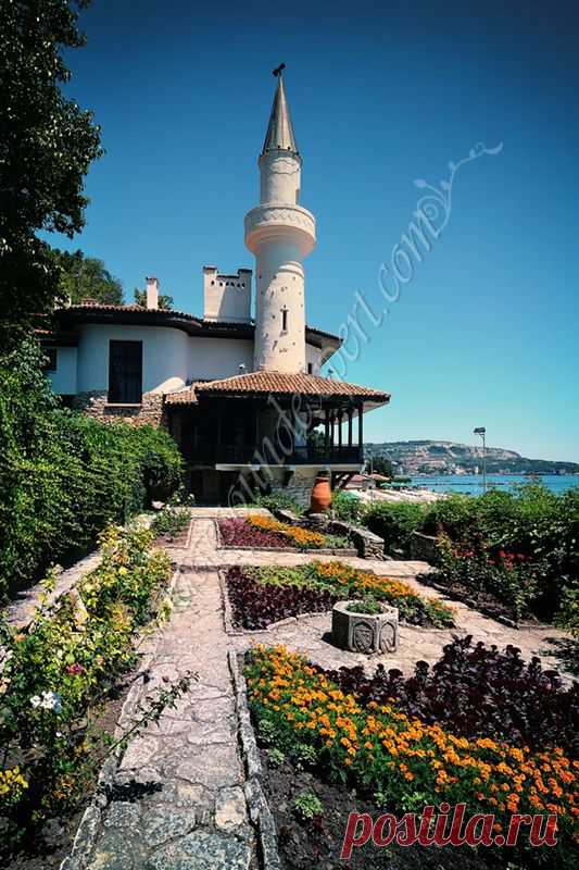 Castelul reginei Maria a Romaniei - vedere dinspre gradina labirint (nivelul 2) , Castle Queen Mary of Romania - view from the maze garden (level2) , Schloss Königin Maria von Rumänien - blick von Labyrinth garten (stufe 2) , Château de la Reine Marie de Roumanie - vue depuis le jardin labyrinthe (niveau 2) | Bisser Hotel приколол(а) это к доске Balchik Palace