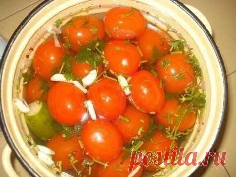 "Быстрое" ассорти - пряные помидорчики с хрустящими огурчиками.