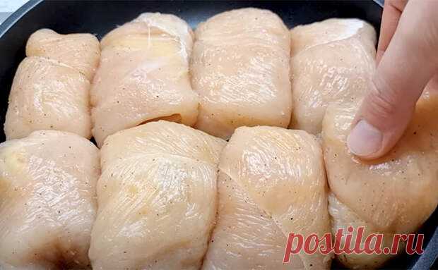 (29) Куриная грудка как голубцы - мясо заменяет капусту - БУДЕТ ВКУСНО! - медиаплатформа МирТесен Жареная куриная грудка блюдо достаточно скучное, но стоит приложить немного фантазии и приготовить ее можно совершенно новым способом. В этот раз мы сделаем куриную грудку почти как настоящие голубцы, причем мясо заменит нам капусту. Ингредиенты: 120 граммов сыра, 150 граммов ветчины, 3 куриные