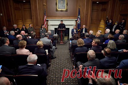 В США заявили о провале выступления Зеленского в Конгрессе США. Президент Украины Владимир Зеленский потерпел неудачу во время выступления в Конгрессе США. Об этом заявили журналисты американской газеты The Washington Post. По их словам, украинскому лидеру так и не удалось убедить американские власти выделить Киеву дополнительную помощь.