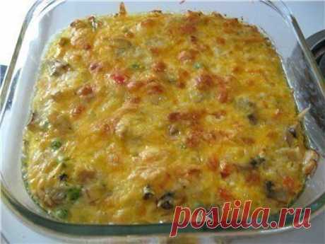 Рисовая запеканка с куриной грудкой, грибами и овощам.