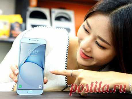 Samsung Galaxy A8 (2016) унаследовал черты флагманов Компания Samsung представила обновлённую версию смартфона Galaxy A8. Модель 2016 года стала заметно толще прошлогодней - 7,2 мм против 5,9 мм Вместе с увеличившейся толщиной возрос и вес смартфона - на 30 граммов. Такие существенные изменения в габаритах и массе связаны с тем, что производитель установил в Galaxy A8 (2016) аккумулятор ёмкостью 3 300 мАч, тогда как в прошлогоднем Galaxy A8 была батарея на 3 050 мАч. Поставляется Galaxy A8…
