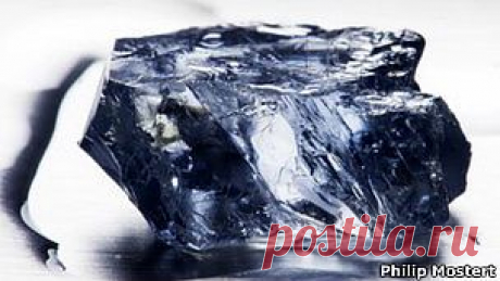 В ЮАР нашли редкий голубой алмаз весом в 25,5 карата - BBC Russian - В мире.
В ЮАР на руднике, принадлежащем компании Petra Diamonds, найден редкий голубой алмаз весом 25,5 карата. Эксперты полагают, что такой алмаз может стоить более 10 млн долларов.
