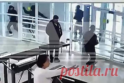Появилось видео массовой драки с молотками в российской школе. Массовая драка вооруженных молотками подростков в челябинской школе попала на видео. На появившихся кадрах видно, как участники драки врываются в фойе школы и продолжают наносить друг другу удары. Охранник учебного заведения поначалу наблюдает за происходящим и не пытается разнять дерущихся.