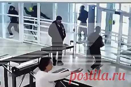 Появилось видео массовой драки с молотками в российской школе. Массовая драка вооруженных молотками подростков в челябинской школе попала на видео. На появившихся кадрах видно, как участники драки врываются в фойе школы и продолжают наносить друг другу удары. Охранник учебного заведения поначалу наблюдает за происходящим и не пытается разнять дерущихся.