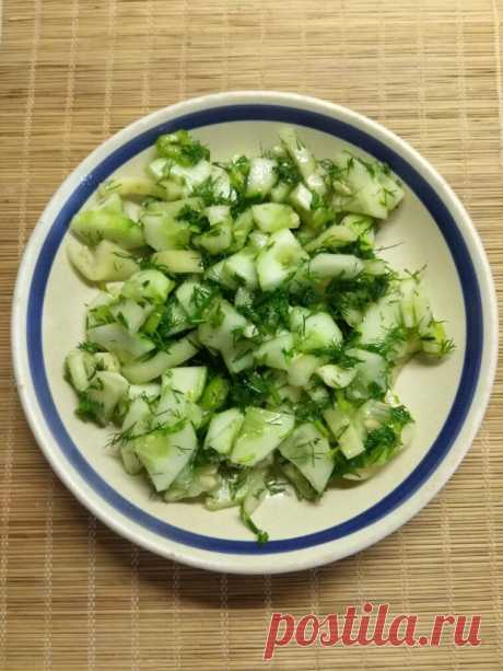 Зеленый салат из огурцов, болгарского перца и зелени - ФотоРецепт - медиаплатформа МирТесен