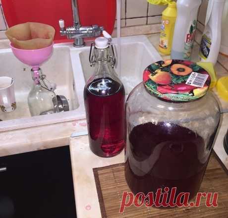 4 стакана сахара, 4 стакана воды, 4 стакана ягод, 4 стакана водки! 
Ягодная наливка - просто, вкусно и главное своими руками!

Ягодная наливка «Четыре на четыре»: не забудь перевернуть банку.

Рецепт наливки у каждого свой, но этот поистине гениален в своей простоте: 4 стакана сахара, 4 стакана воды, 4 стакана ягод, 4 стакана водки. 
Забыть его сложно даже при желании!

Несмотря на простоту приготовления, напиток в любой компании принимают на ура. Он радует глаз, услаждает...