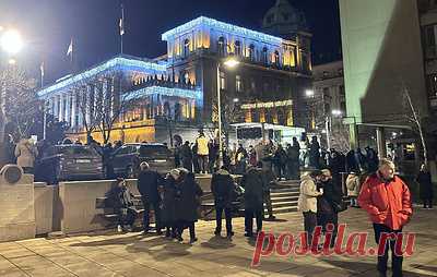 Сторонники оппозиции вновь собрались на протест в центре Белграда. Это первая после двухнедельного перерыва акция протеста