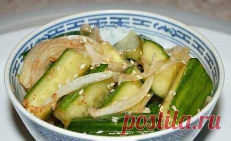 ОГУРЦЫ ПО-КОРЕЙСКИ! 🥒

ИНГРЕДИЕНТЫ:
●огурцы свежие - 1 кг;
● лук репчатый - 1 шт. (не обязательно!);
● чеснок - 3 дольки;
● соль - 1 ч. л.;
● соевый соус - 2 ст. л.;
● уксус - 2 ст. л.;
● острый красный перец сушеный - 0,5 ч. л. (или по вкусу);
● кунжутное масло - 5 ст. л.;
● сахар - по желанию и по вкусу (не обязательно!);
● кунжутное семя - 1 ст. л.

ПРИГОТОВЛЕНИЕ:
Огурцы сначала нарезать вдоль на четвертинки. Можно еще вдоль нарезать огурцы, затем поперек, длиной около...