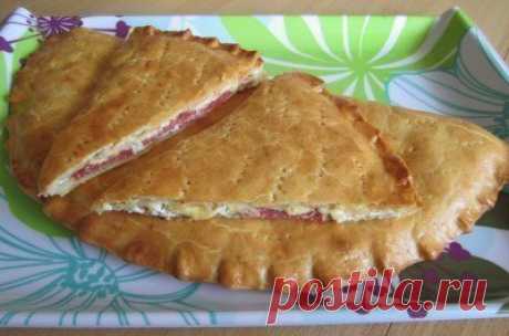 Пирог с творогом, сыром и салями («Кальцоне»).