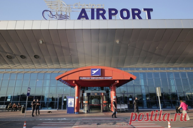 Пограничники в аэропорту Кишинева начали пропускать делегатов «Победы». Делегаты пробыли в аэропорту около трех часов.