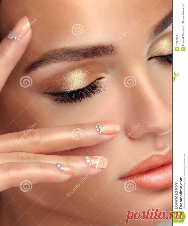 Maquillaje Para El Lápiz Labial De Los Ojos Y De Los Labios, Del Lápiz De Ojos Y Del Coral Foto de archivo - Imagen de encanto, ojos: 57362756