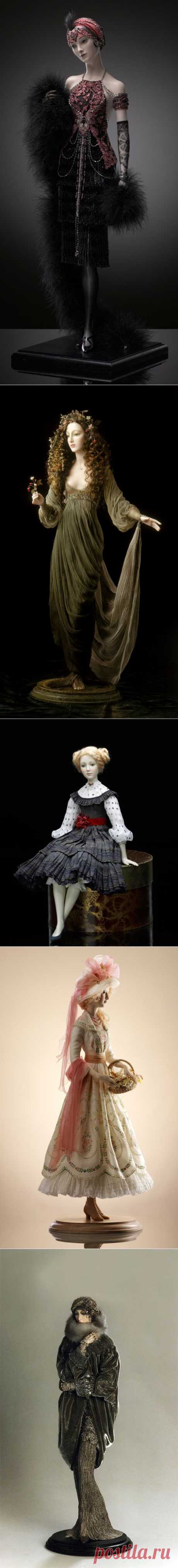 Кукла, как на пьедестале - букли, фижмы, рюши, бант.. Автор кукол - Александра Кукинова.