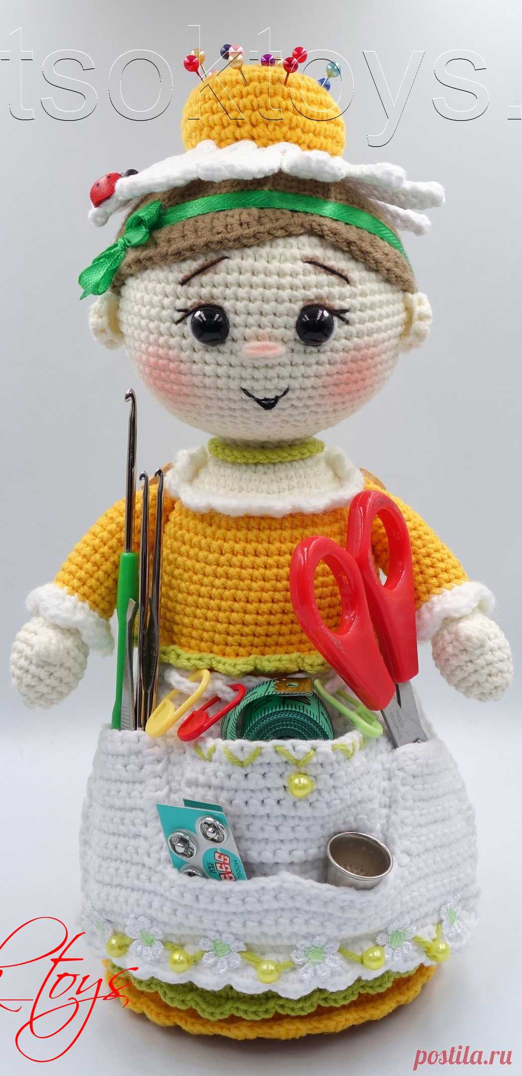 PDF Куколка-помощница Ромашка крючком. FREE crochet pattern; Аmigurumi doll patterns. Амигуруми схемы и описания на русском. Вязаные игрушки и поделки своими руками #amimore - кукла в фартуке, куколка, девочка.