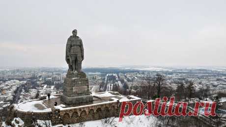 В Пловдиве устроили протест против планов демонтажа монумента &quot;Алеша&quot;. В болгарском Пловдиве проходит общественная акция под девизом &quot;Защитим &quot;Алешу&quot;. Активисты Болгарской социалистической партии собрались перед зданием городского совета, протестуя против намерений местных властей демонтировать ...