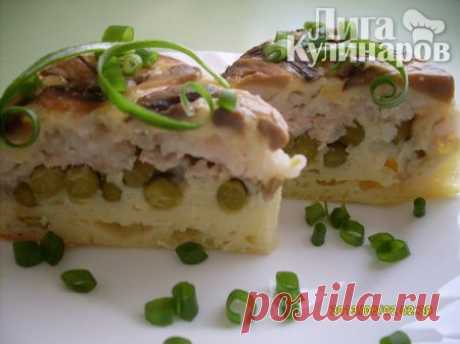 Слоеный пирог с курицей, грибами и рисом.