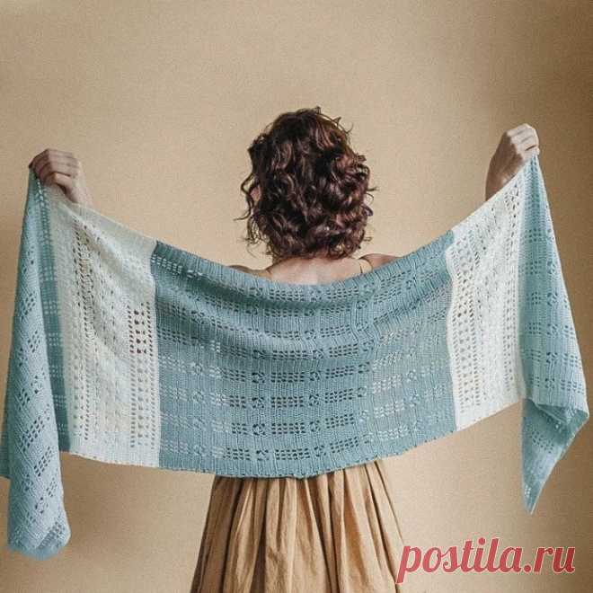 Двухцветный ажурный палантин крючком. Схема. / knittingideas.ru