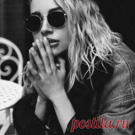 Лариса Миллер
* * *
Ищи-свищи все то, что ветром сдуло,
Что время унесло и не вернуло,
Все то, что смыла талая вода,
Все то, что не оставило следа,
А только лишь потертости на дверце
Кривой и старой, и рубцы на сердце.
* * *
Нас взяли в кольцо четверги, и субботы, и среды,
Года обступили, а с ними победы и беды,
И даже погода сумела нас взять в оборот.
И все мы — плененный, попавший в засаду народ.
Но если бы нас эта странная жизнь не пленяла,
То ты бы сбежал, да и я бы, на