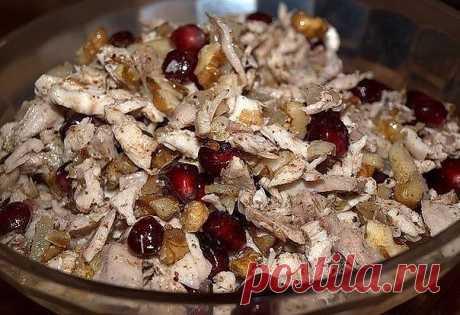 Салат "Шамаханская царица".

Изысканный, пикантный, загадочно-сказочный и очень вкусный салатик. Подается он к лавашу, а можно как отдельный салат подавать...

Приготовление:

Отварите куриную грудку или филе курицы.

Разделите руками на ниточки куриное мясо. Добавьте горсть измельченных грецких орехов и зерен граната.

Обжарьте на растительном масле, нарезанную кубиками луковицу.
Добавить её к мясу.

Специи: хмели-сунели либо сухая аджика из пачки(смесь из трав), соль, че...