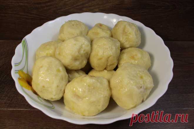 Картофельное пюре с мясом можно приготовить по-другому! И вот вам идейка 25Просмотры Ингредиенты: Картофель 1 кг Яйцо 1 шт. Пшеничная мука 3 ст. л. Говяжий фарш 400 г Лук 2 шт. Подсолнечное масло Соль Приготовление: Отварите картофель в подсоленной воде. Разомните в пюре...