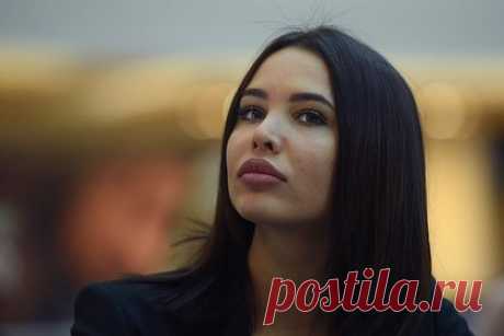 Анастасия Решетова показала лицо без макияжа. Российская модель и бывшая возлюбленная рэпера Тимати Анастасия Решетова показала лицо без макияжа. На размещенном фото 27-летняя манекенщица предстала вместе с сыном от музыканта — трехлетним Ратмиром. Знаменитость позировала в черной бейсболке и белом наряде, распустив волосы.