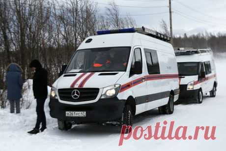 Россиянин отправился в горы Сочи и пропал без вести. В горах Сочи второй день ищут пропавшего без вести россиянина. В Южном региональном поисково-спасательном отряде МЧС России уточнили, что к поиску туриста присоединились работники службы спасения города, а также спасатели «Кубань-Спас». Группы обследуют горно-лесную местность в районе хребтов Алек, Ажек и Иегош.