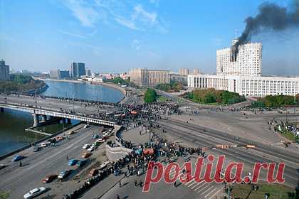 Описана оборона Белого дома в августе 1991-го с песнями и бесплатной водкой. Акции протеста во время выступления ГКЧП в августе 1991 года запомнилась их участникам песнями и бесплатным алкоголем, который раздавали прямо на улице. В частности, по сведениям одного из очевидцев, которые он привел в интервью «Ленте.ру», «у Белого дома штабелями стояли ящики с водкой».