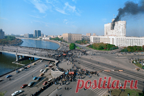 Описана оборона Белого дома в августе 1991-го с песнями и бесплатной водкой. Акции протеста во время выступления ГКЧП в августе 1991 года запомнилась их участникам песнями и бесплатным алкоголем, который раздавали прямо на улице. В частности, по сведениям одного из очевидцев, которые он привел в интервью «Ленте.ру», «у Белого дома штабелями стояли ящики с водкой».