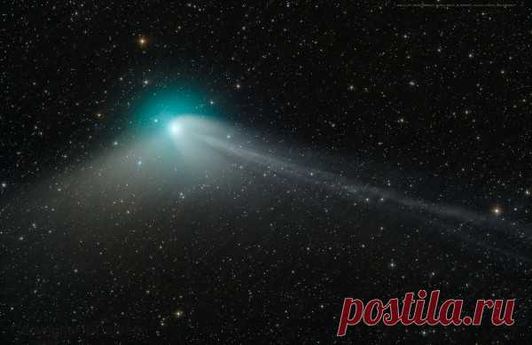 Появление около Земли редкой «зеленой кометы». Фотогалерея. Нажмите на картинку, чтобы увидеть больше фотографий. Астрономы открыли комету C/2022 E3 (ZTF) в начале марта 2022 года. 1 февраля она прошла на минимальном от Земли расстоянии — 42 млн км. Отличить ее от звезд на ночном небе можно было по наличию хвоста и зеленоватому свечению ее оболочки. Последний раз эту комету можно было видеть с Земли в каменном веке, около 50 тыс. лет назад.