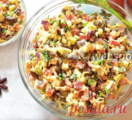 Сытный салат с фасолью и курицей