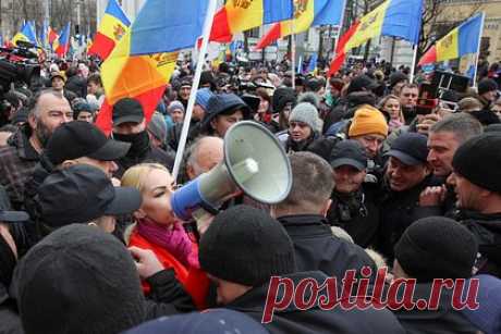 Оппозиция Молдавии обвинила власть в превращении республики в базу НАТО. Правительство президента Молдавии Майи Санду настраивает республику против России и намерено превратить страну в военную базу НАТО. Так оппозиционная партия «Возрождение» прокомментировала выступление председателя парламентской комиссии по национальной безопасности, обороне и общественному порядку Лилиана Карпа.