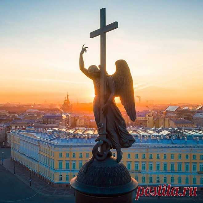 В земные страсти вовлеченный, 
Я знаю, что из тьмы на свет 
Однажды выйдет ангел черный 
И крикнет, что спасенья нет. 

Но простодушный и несмелый, 
Прекрасный, как благая весть, 
Идущий следом ангел белый 
Прошепчет, что надежда есть.

(Булат Окуджава)